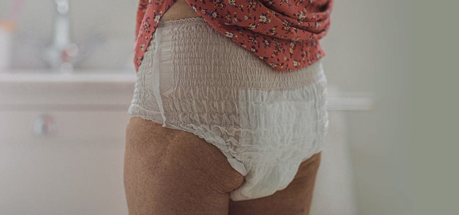 Imagem de uma pessoa a usar TENA Pants Imagem de uma pessoa a usar TENA Pants